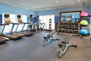 Four Points by Sheraton Hamilton - Stoney Creek的健身中心和/或健身设施