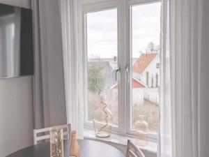 Uma televisão e/ou sistema de entretenimento em Small Double Room in Sölvesborg