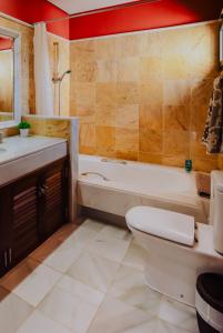 Łazienka w obiekcie Villa Marina Deluxe & Spa Pool