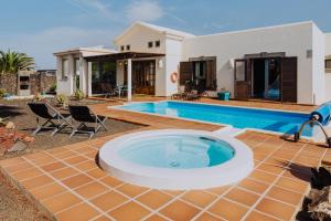 podwórko z dużą wanną z hydromasażem przed domem w obiekcie Villa Marina Deluxe & Spa Pool w mieście Playa Blanca