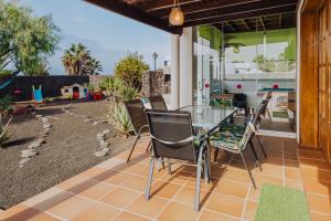 Patio lub wspólna przestrzeń na świeżym powietrzu w obiekcie Villa Marina Deluxe & Spa Pool