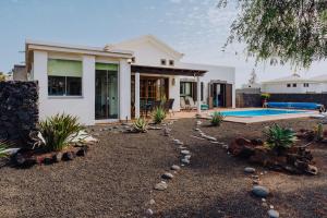 dom z basenem na podwórku w obiekcie Villa Marina Deluxe & Spa Pool w mieście Playa Blanca