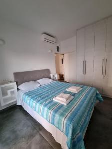Ένα ή περισσότερα κρεβάτια σε δωμάτιο στο Barewake's Place 1 Spacious Cycladic and Seaside View South Paros