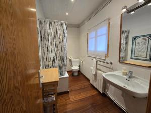 A bathroom at Spacious apartment in Bellver de Cerdanya 150 m² with balcony Még 21 kép