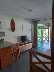 インビトゥバにあるMarina do Rosaのリビングルーム(カウンター、テーブル付)