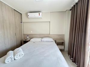 una habitación de hospital con una cama grande con toallas. en iFlat Brookfield Towers BT2113 Jardim Goiás, en Goiânia 9 fotos más