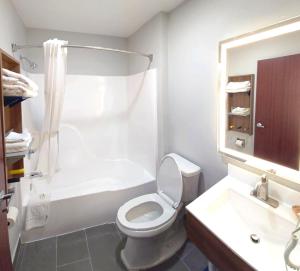 Koupelna v ubytování Microtel Inn & Suites by Wyndham Tulsa - Catoosa Route 66