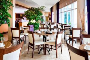 伦敦福朋喜来登酒店餐厅或其他用餐的地方