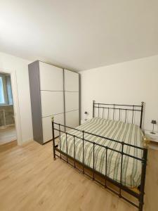 Ένα ή περισσότερα κρεβάτια σε δωμάτιο στο Lake Lovers House +25 φωτογραφίες