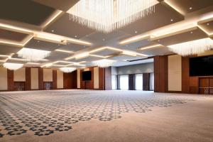 コンスタンティーヌにあるConstantine Marriott Hotelの空きボールルーム(大きな天井の広い部屋付) +43枚の写真