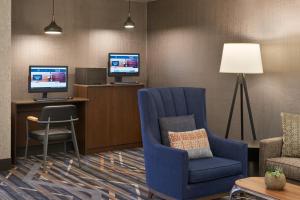 TV a/nebo společenská místnost v ubytování Four Points by Sheraton Vaughan