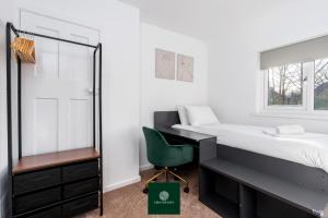 En eller flere senge i et værelse på 3 Bed House with King Size bed near Uni and QMC