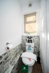 Et badeværelse på 3 Bed House with King Size bed near Uni and QMC + 30 billeder