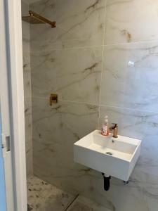 Ένα μπάνιο στο Oceanic gem +4 φωτογραφίες