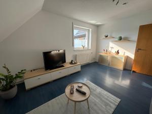 ein Wohnzimmer mit Fernseher und Couchtisch in der Unterkunft Ferienwohnung Steverding in Bocholt