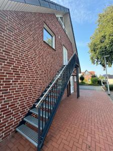 ein Backsteingebäude mit einer Seitentreppe in der Unterkunft Ferienwohnung Steverding in Bocholt
