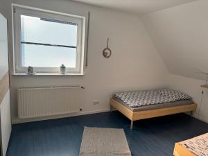 ein Schlafzimmer mit einem Bett und einem Fenster in der Unterkunft Ferienwohnung Steverding in Bocholt
