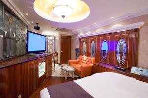 TV a/nebo společenská místnost v ubytování HOTEL & SPA J-MEX Shinjuku Kabukicho (Adult Only)