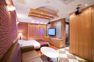 TV a/nebo společenská místnost v ubytování HOTEL & SPA J-MEX Shinjuku Kabukicho (Adult Only)