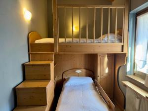 En eller flere senge i et værelse på Marangon Apartments + 8 billeder