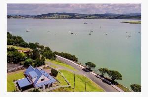 ファンガレイにあるBeachfront Onerahiの大きな湖の空中を望む +7枚の写真