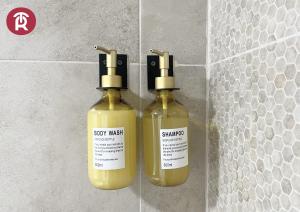 duas garrafas de gel de banho na parede da casa de banho em Reset (Hotel-Cafe-Coworking) em Cali