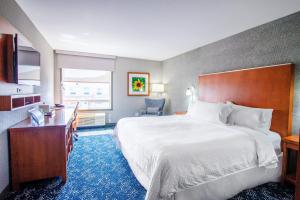 Postel nebo postele na pokoji v ubytování Four Points by Sheraton Saskatoon