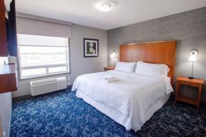 Postel nebo postele na pokoji v ubytování Four Points by Sheraton Saskatoon
