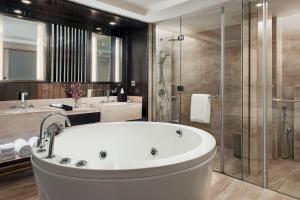 Koupelna v ubytování JW Marriott Mussoorie Walnut Grove Resort & Spa