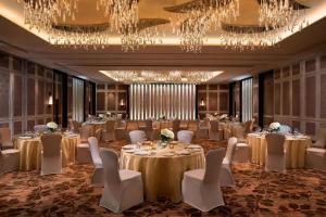 Restaurace v ubytování JW Marriott Mussoorie Walnut Grove Resort & Spa