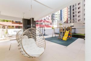 クリチバにあるEdifício Princess - Centro - Curitiba | Gonzaga Staysのバルコニー(ハンギングチェア、プレイグラウンド付)