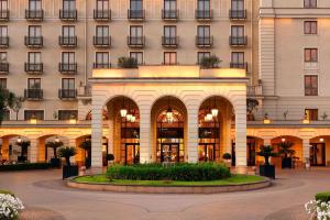 亚的斯亚贝巴Sheraton Addis, a Luxury Collection Hotel, Addis Ababa的一座前面有庭院的大楼