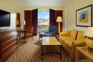 亚的斯亚贝巴Sheraton Addis, a Luxury Collection Hotel, Addis Ababa的带沙发和电视的客厅