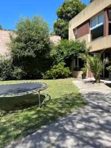 マル・デル・プラタにあるLa Pasionariaの建物前の芝生のテーブル