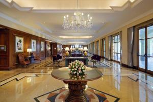 亚的斯亚贝巴Sheraton Addis, a Luxury Collection Hotel, Addis Ababa的大堂设有鲜花桌 更多37张照片