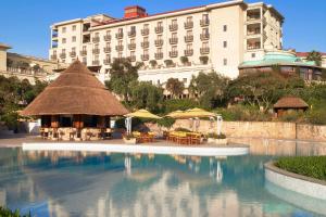 亚的斯亚贝巴Sheraton Addis, a Luxury Collection Hotel, Addis Ababa的酒店楼前有游泳池