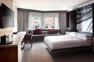 a hotel room with a bed and a couch at Cincinnati Marriott at RiverCenter in Covington