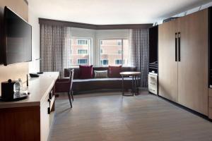 a living room with a couch and a table at Cincinnati Marriott at RiverCenter in Covington