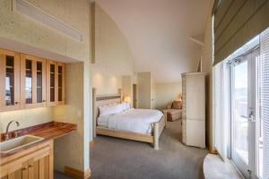 a bedroom with a bed and a sink in a room at Cincinnati Marriott at RiverCenter in Covington