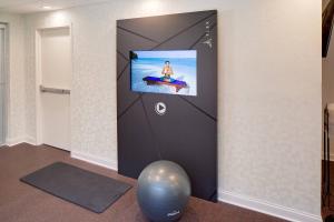 a room with a flat screen tv on a wall at Cincinnati Marriott at RiverCenter in Covington