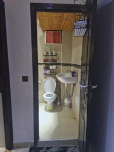 Bilik mandi di apprtement near the airport +17 gambar