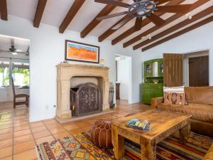 パーム・スプリングスにあるSan Jacinto Hacienda by Acme House Companyのソファと暖炉のあるリビングルーム