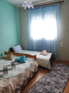 Ένα ή περισσότερα κρεβάτια σε δωμάτιο στο σπιτοκαλυβάκι