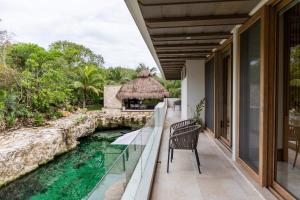 Πισίνα στο ή κοντά στο House with cenote and caves in Puerto Aventuras