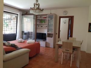 Televisyen dan/atau pusat hiburan di EUR Charme Apt&GARDEN