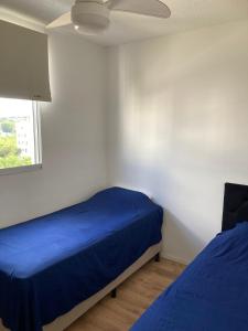 a bedroom with two beds and a window at Apto perto do Hotel Premium com garagem, 3 camas, 2 quartos, portaria 24h in Campinas