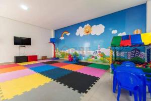 a childs room with a mural of a cartoon at Apto perto do Hotel Premium com garagem, 3 camas, 2 quartos, portaria 24h in Campinas