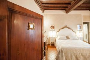 A bed or beds in a room at LA FINESTRA SUL BORGO Dimora Storica