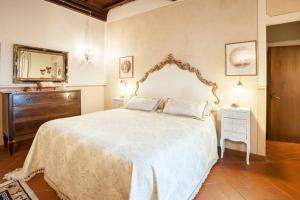 A bed or beds in a room at LA FINESTRA SUL BORGO Dimora Storica