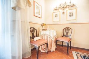 A seating area at LA FINESTRA SUL BORGO Dimora Storica